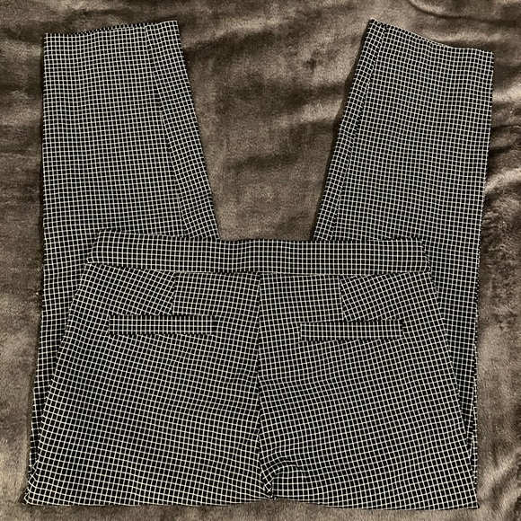 Elle Pant - Picture 3 of 5